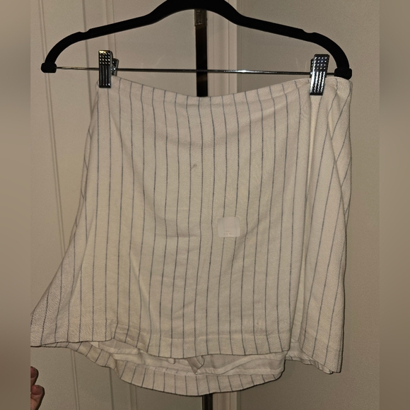 Abercrombie And Fitch The Scarlett Skort White Pinstripe NWT Medium - Picture 3 of 5